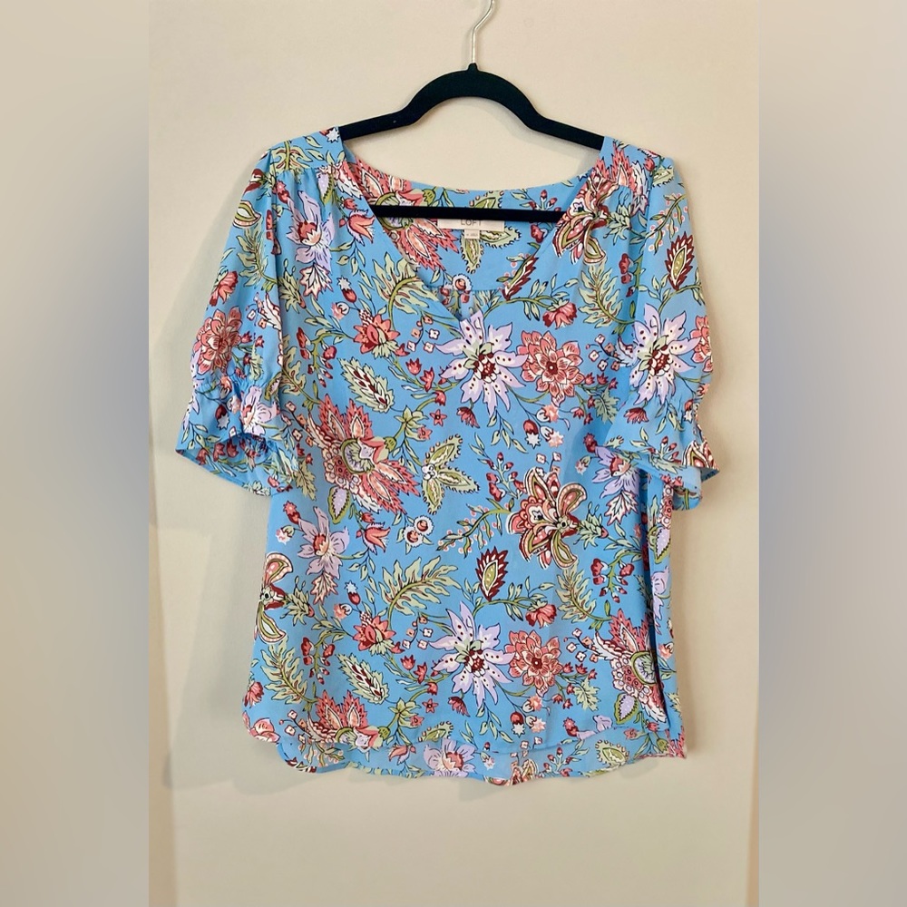 LOFT size Medium (M) blue floral top